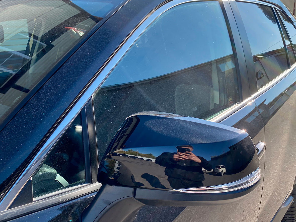 Смотреть на фото зеркало Toyota RAV4 крупным планом после полировки в детейлинге AR-Detailing (Воронеж).