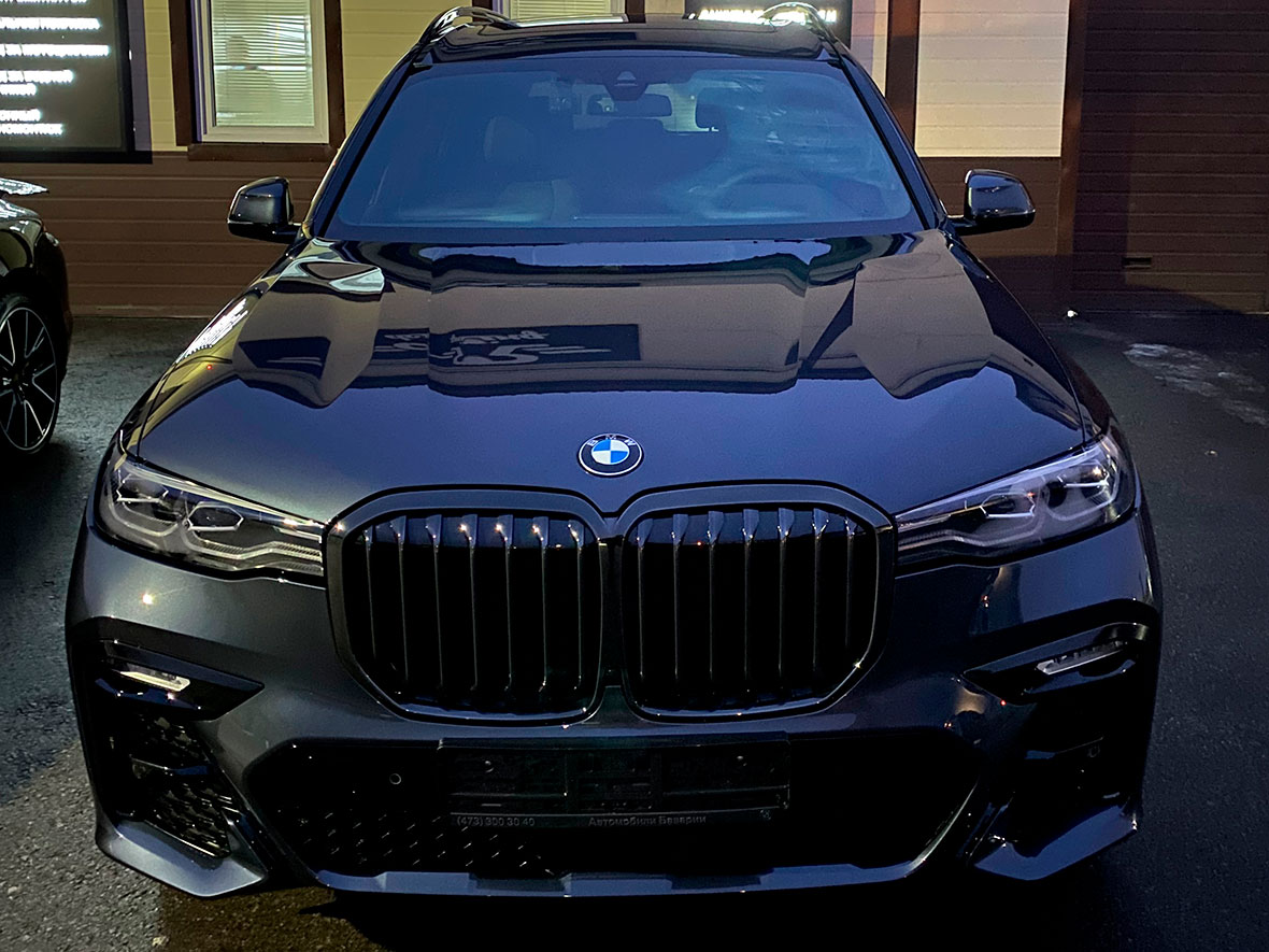 Смотреть на фото кроссовер BMW X7 после оклейки антигравийной пленкой.