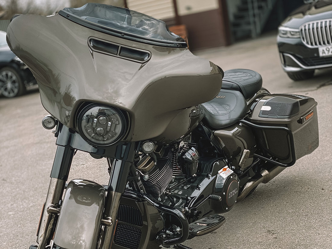 Harley-Davidson после установки антигравийной защиты – вид спереди.