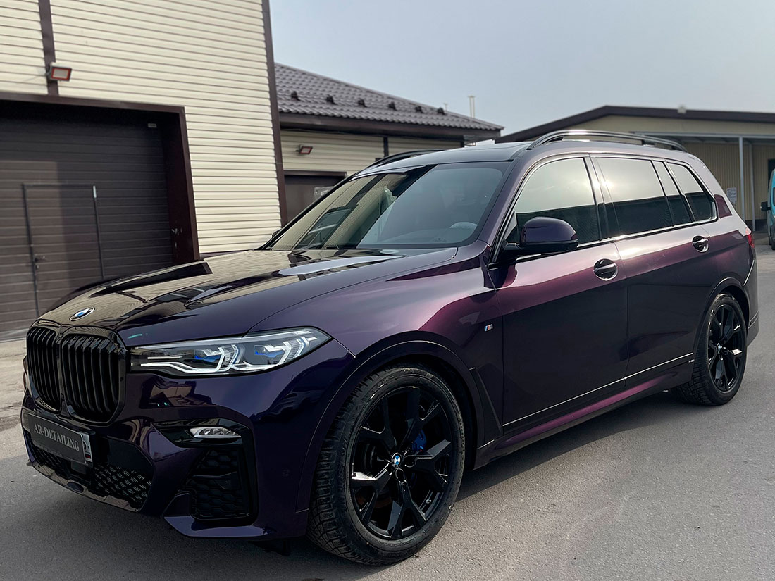Смотреть на фото кроссовер BMW X7 после замены цвета виниловой пленкой TeckWrap в цвете Passionate Purple.