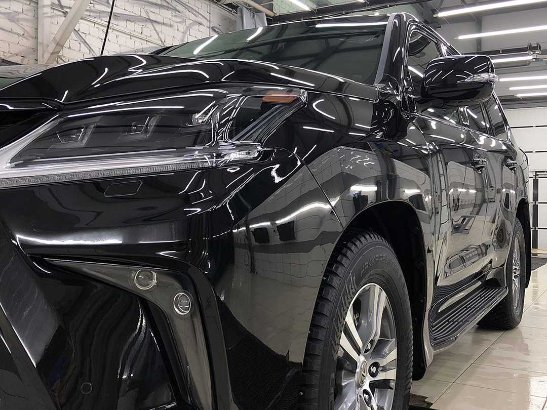 Смотреть на фото бампер Lexus LX 450d после бронировки полиуретановой пленкой LLumar.