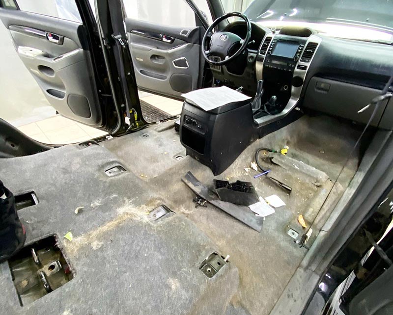 Как выглядел салон у Toyota Land Cruiser до химчистки