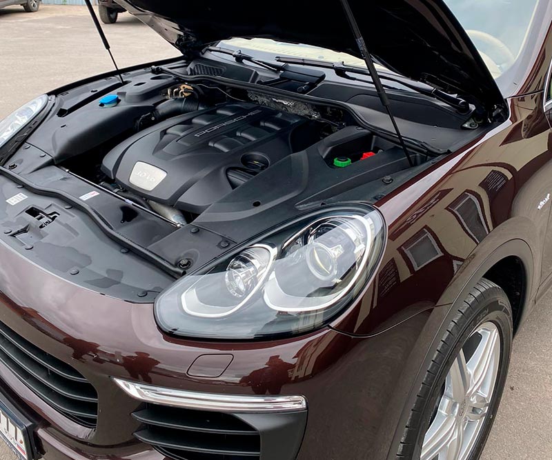 Смотреть на фото мотор Porsche Cayenne после химчистки в воронежском детейлинге AR-Detailing.