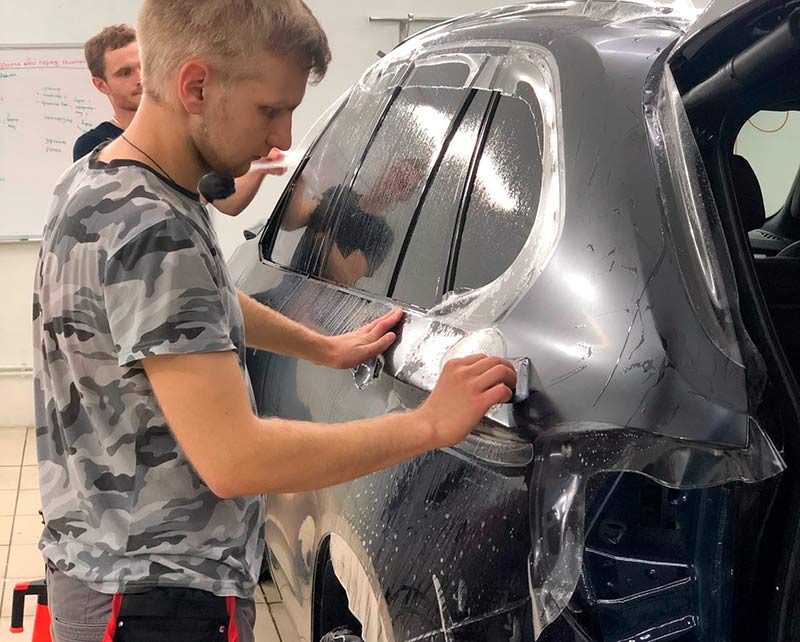 Смотреть на фото процесс оклейки бортовой плоскости у автомобиля BMW X5. Воронеж. 2020 год.