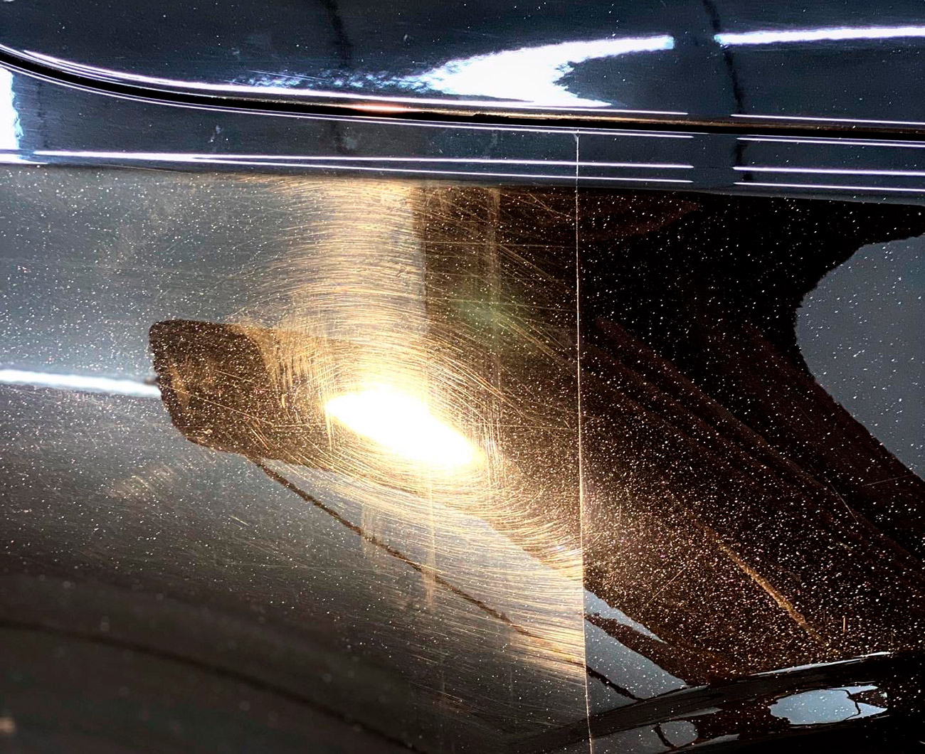Сравнительное фото: лакокрасочное покрытие Volvo S90 до и после полировки.