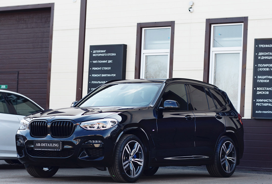 На фото показан автомобиль BMW X3, отполированный в детейлинг-центре AR-Detailing.