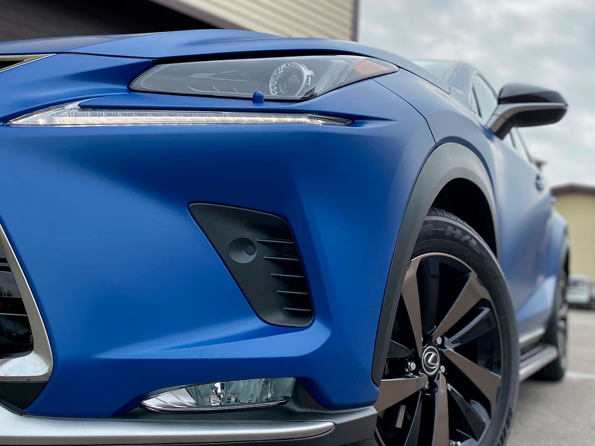 Смотреть на фото крупным планом синий Lexus NX200 в матовой пленке.