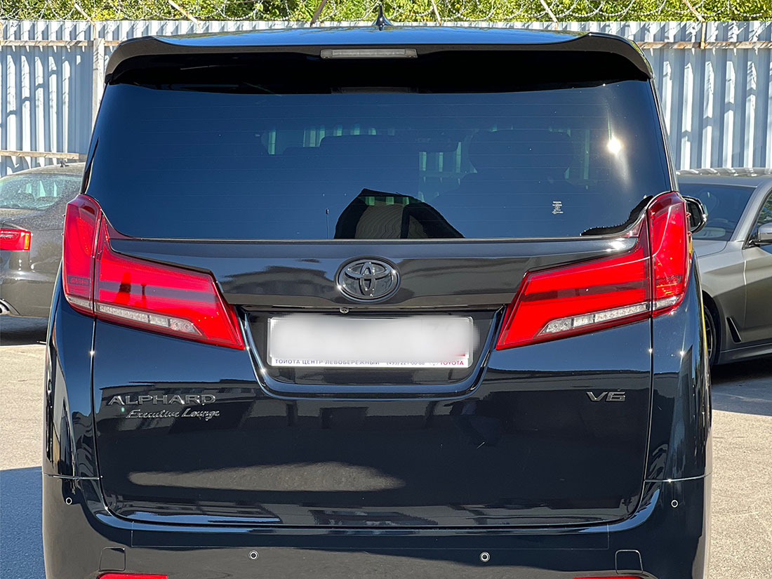 Смотреть на фото автомобиль Toyota Alphard вид сзади после антихрома.