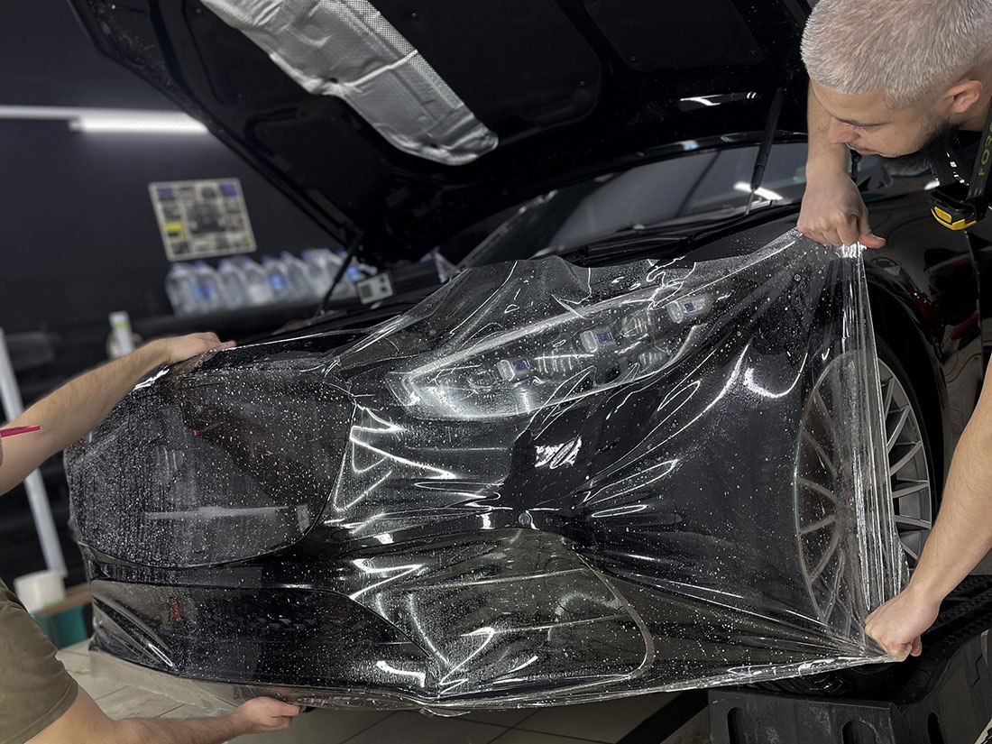 Смотреть на фото процесс установки антигравийной пленки «Квантум Про» на бампер автомобиля Mercedes S-класс W223.