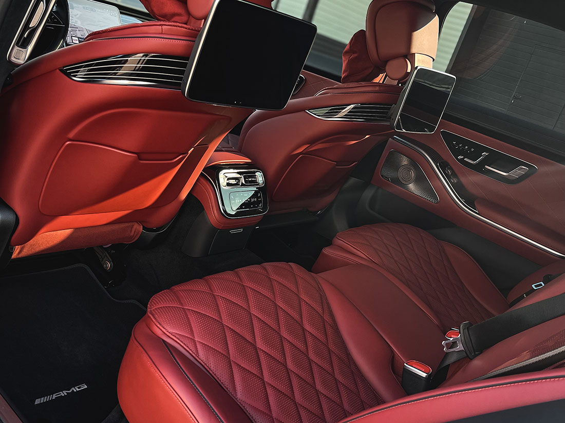 Смотреть на фото кресла автомобиля Mercedes S-класс W223 после обработки кожи специальной керамикой.