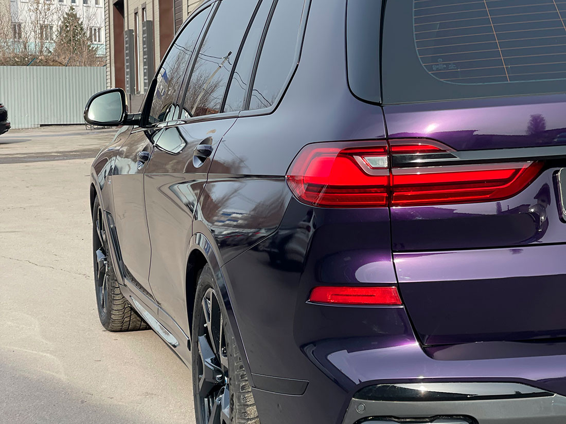 Смотреть на фото BMW X7 в пурпурной виниловой пленке.