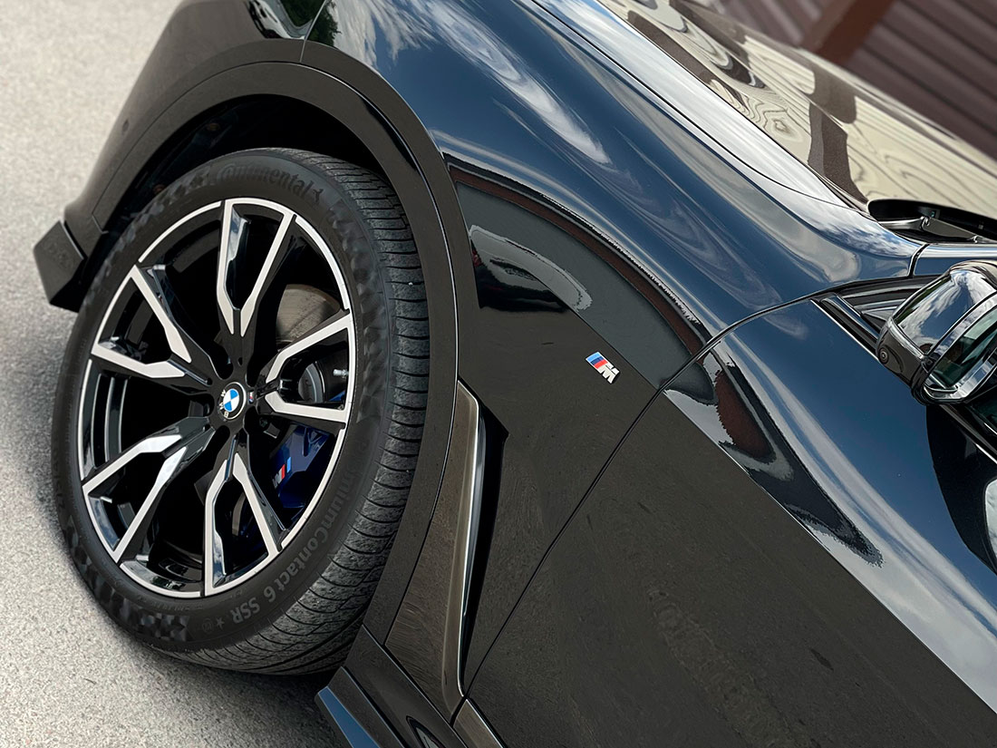 Смотреть на фото колесный диск автомобиля BMW после обработки керамической защитой.
