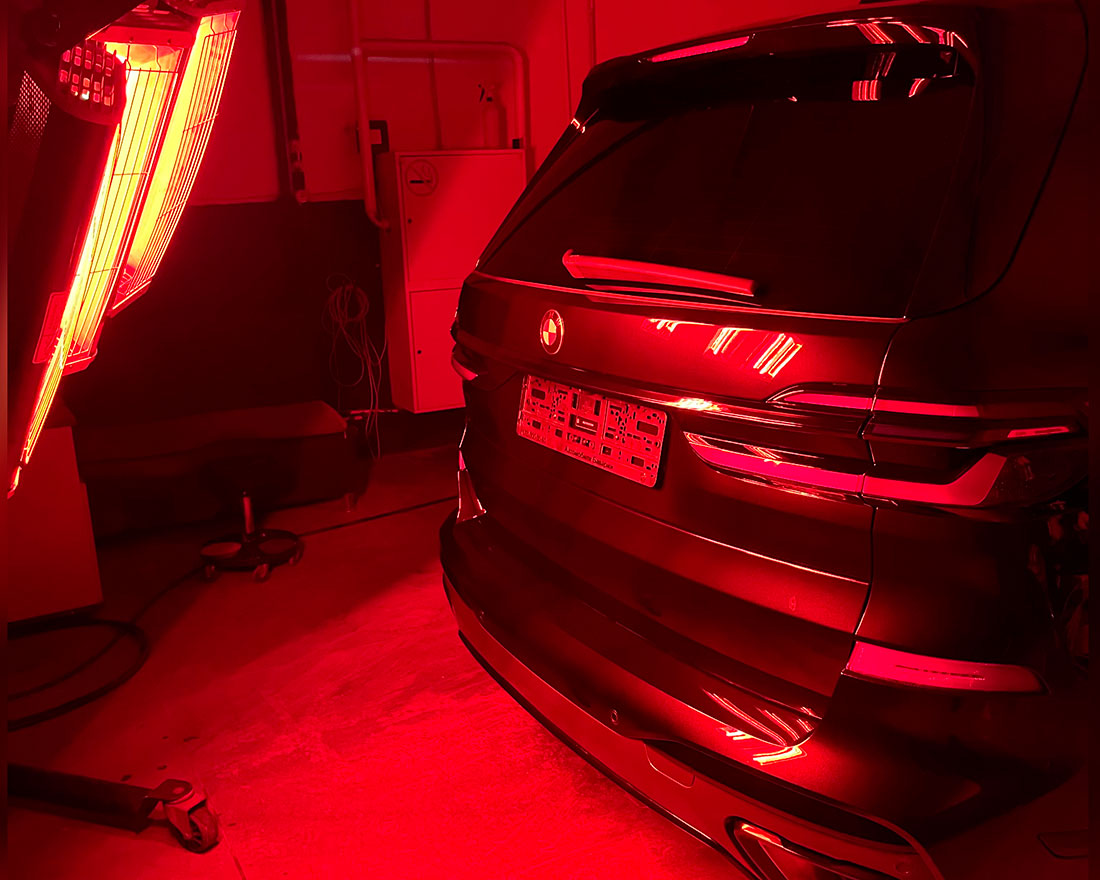 Смотреть на фото процесс сушки керамического покрытия на автомобиле BMW.