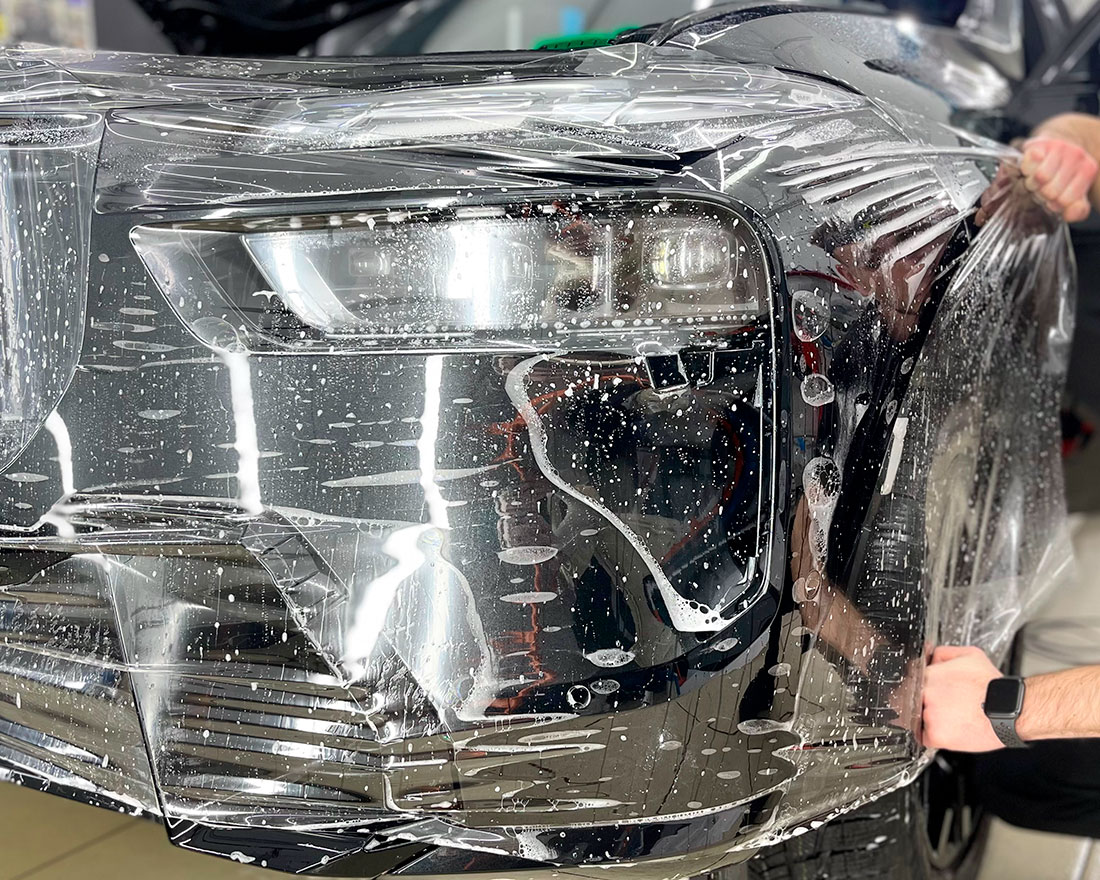 Смотреть на фото оклейку бампера автомобиля BMW полиуретановой пленкой.
