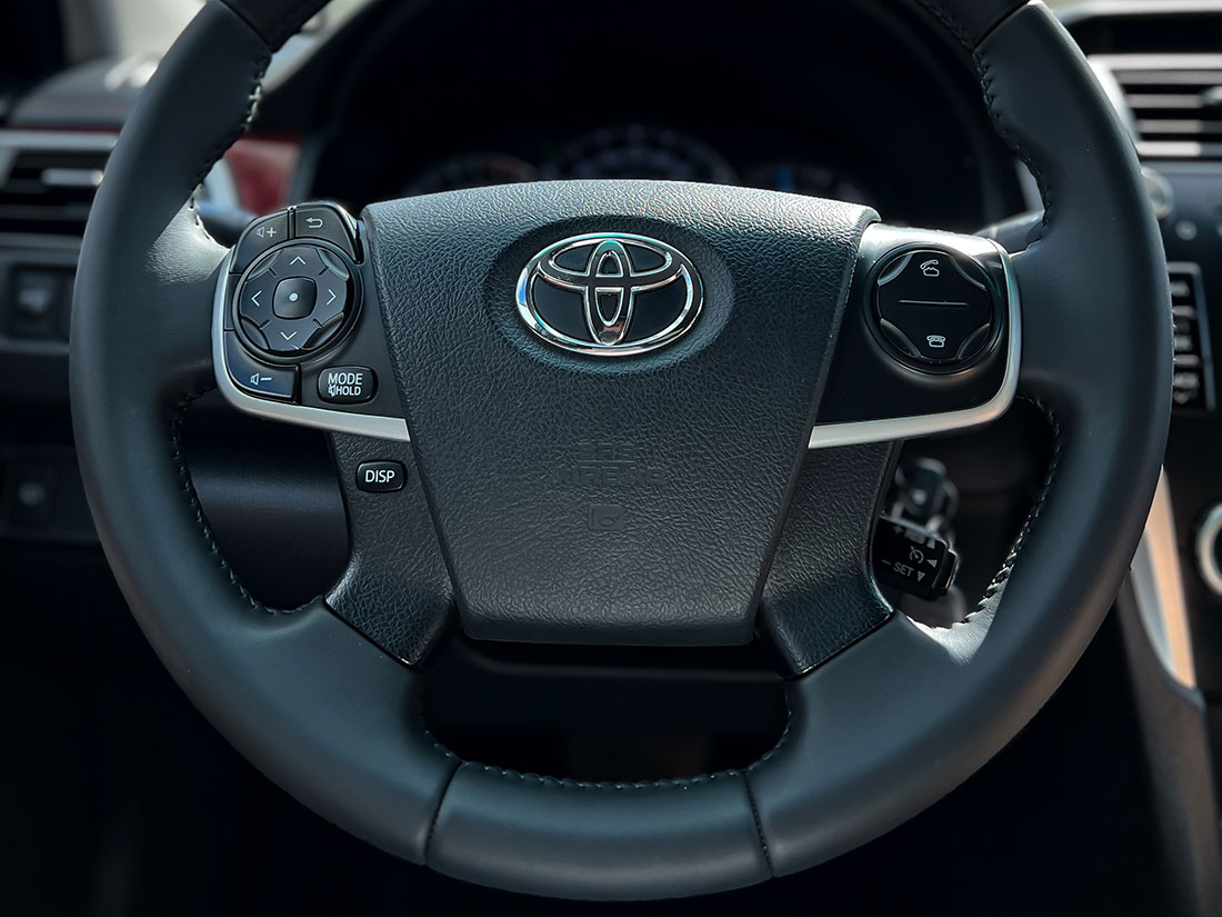 На фото руль автомобиля Toyota Camry после перешивки в детейлинге AR-Detailing.