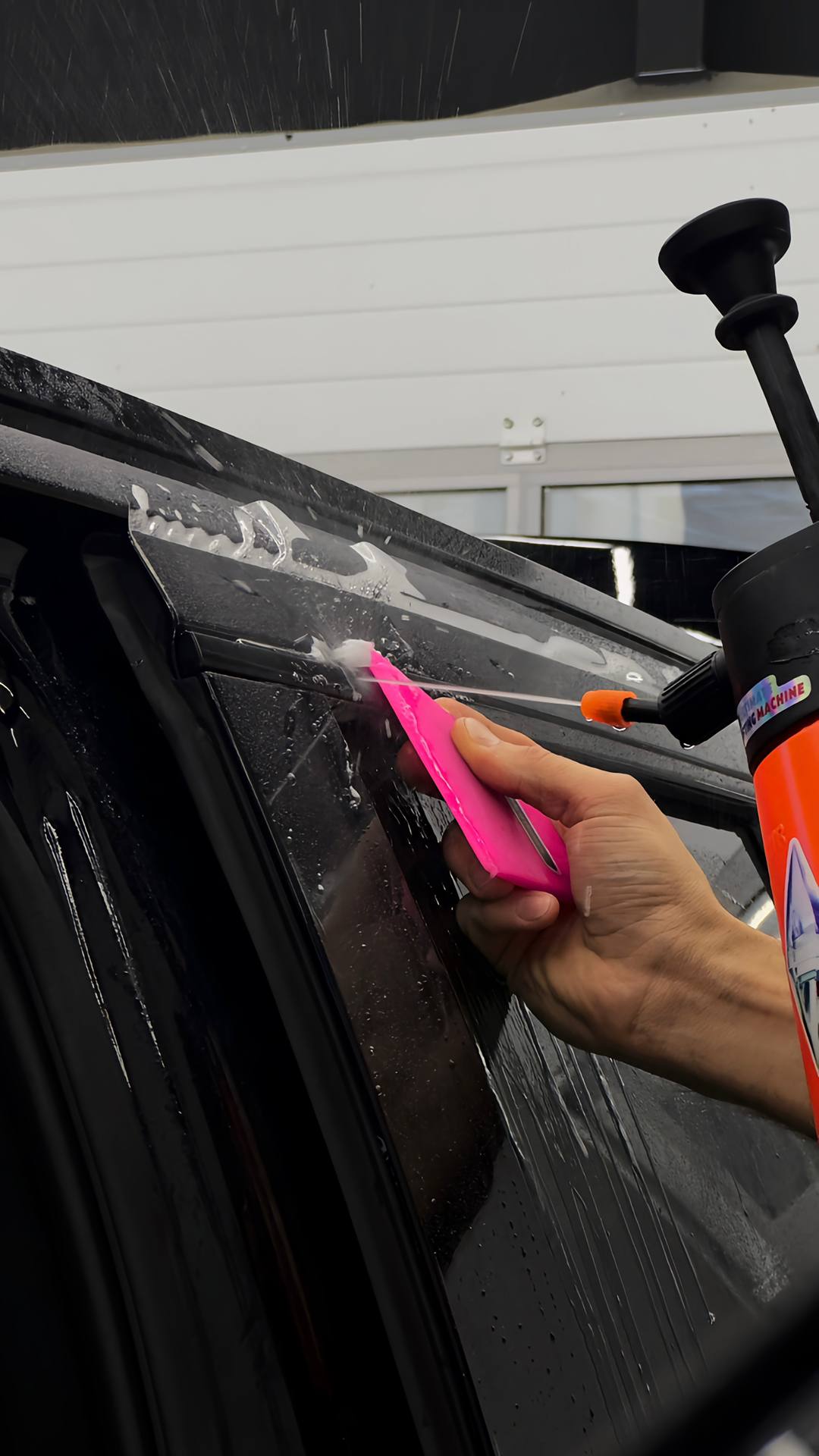 На фото мастера AR-Detailing оклеивают автомобиль полиуретановой пленкой. Воронеж. 2019 год