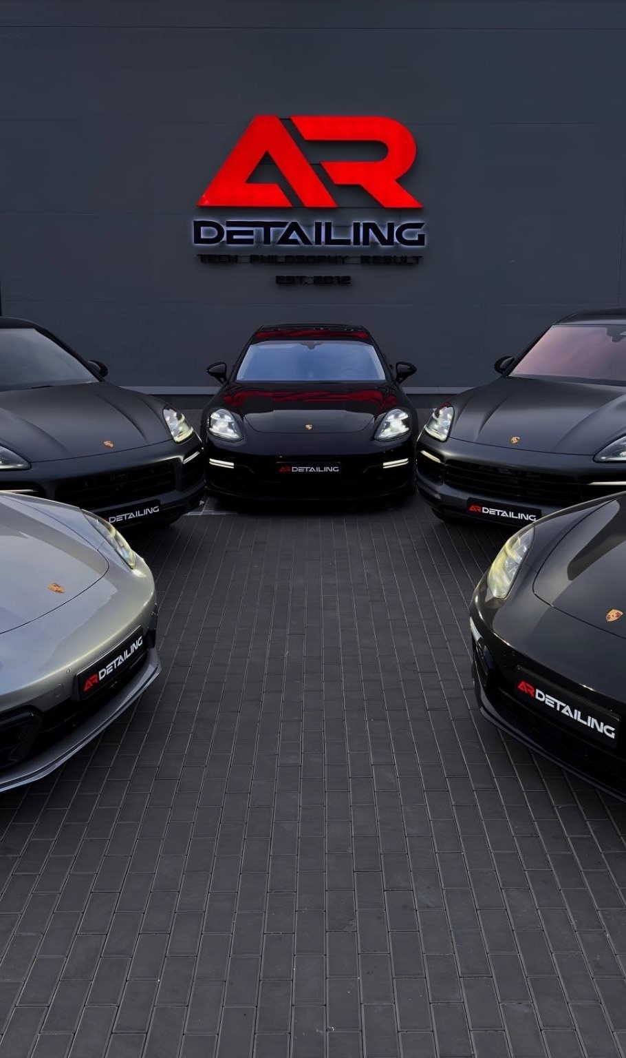 На фото специалист детейлинг-центра «AR-Detailing» за работой – выполняется трехфазная наномойка с использованием АВД.